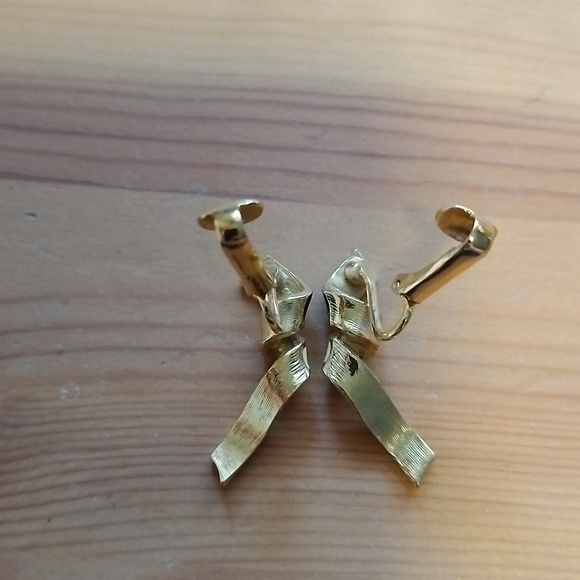 Vtg. Retro Enameled Ribbon flowing Gold tone,black & cream clip on earrings - Picture 4 of 8